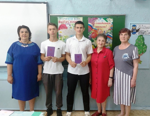 Торжественная выдача аттестатов Торжественная выдача аттестатов.
